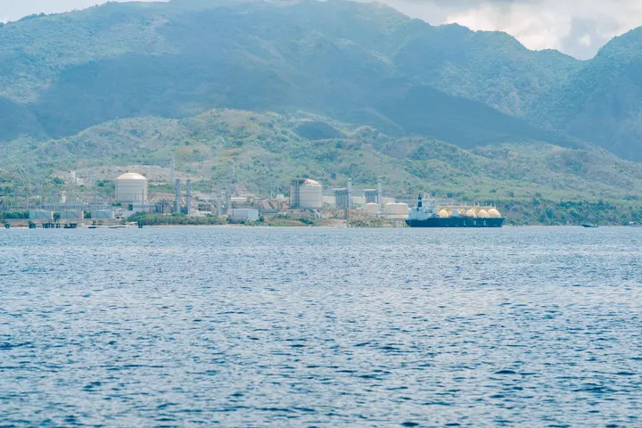 Coastal gas plant with an LNG carrier moored at its jetty